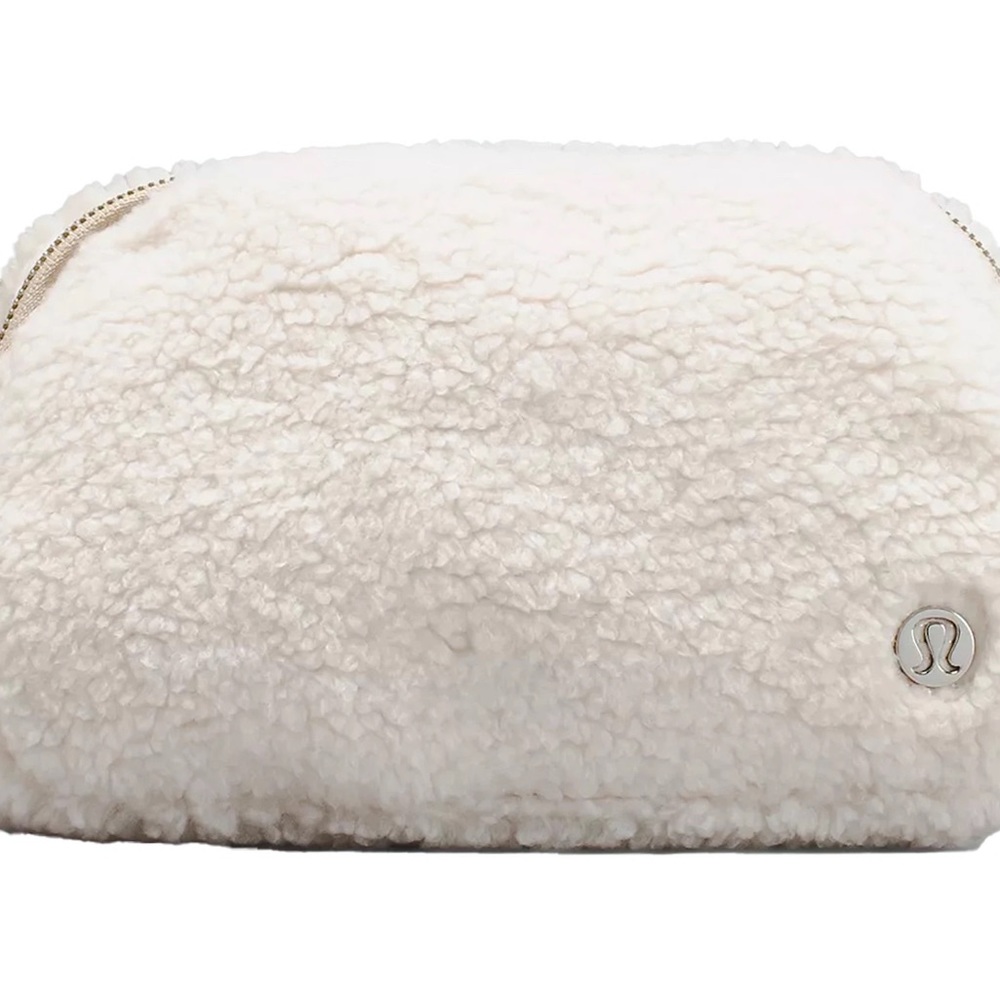 Lululemon Everywhere Belt Bag NWT Fleece Ivory